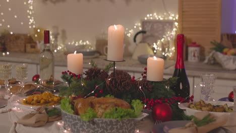 Traditionelles-Leckeres-Essen-Und-Brennende-Kerzen-Am-Weihnachtstisch-2
