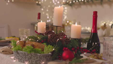 Traditionelles-Leckeres-Essen-Und-Brennende-Kerzen-Am-Weihnachtstisch-4