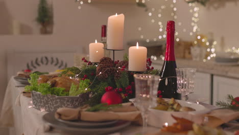 Traditionelles-Leckeres-Essen-Und-Brennende-Kerzen-Am-Weihnachtstisch-5
