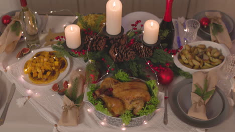 Traditionelles-Leckeres-Essen-Und-Brennende-Kerzen-Auf-Dem-Tisch-Zur-Weihnachtsfeier