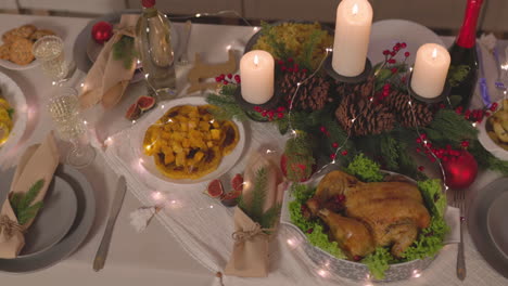 Traditionelles-Leckeres-Essen-Und-Brennende-Kerzen-Auf-Dem-Tisch-Zur-Weihnachtsfeier-1