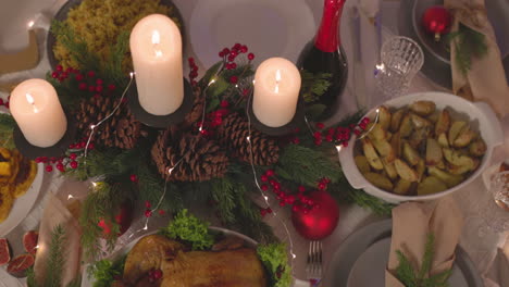Traditionelles-Leckeres-Essen-Und-Brennende-Kerzen-Auf-Dem-Tisch-Zur-Weihnachtsfeier-2