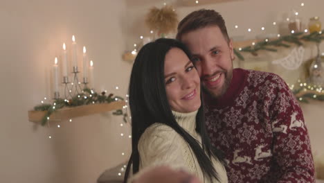Liebendes-Paar,-Das-Ein-Selfie-Video-Macht-Und-An-Weihnachten-Zu-Hause-In-Die-Kamera-Winkt