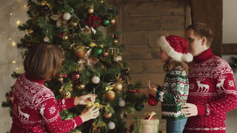 Glückliche-Familie,-Die-Weihnachtsbaum-Zu-Hause-Schmückt