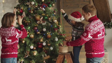 Familia-Feliz-Decorando-El-árbol-De-Navidad-En-Casa-2