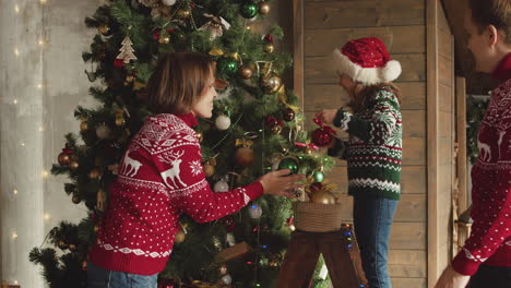 Familia-Feliz-Decorando-El-árbol-De-Navidad-En-Casa-3