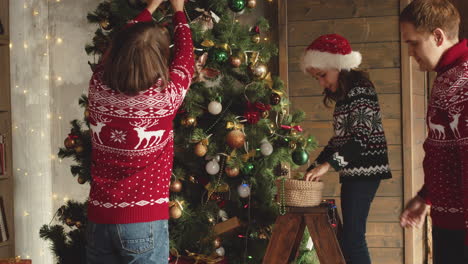 Glückliche-Familie-Schmückt-Den-Weihnachtsbaum-Zu-Hause-4
