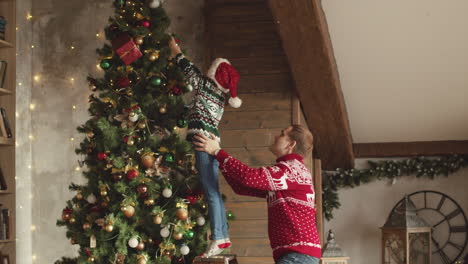 Glücklicher-Vater-Und-Tochter,-Die-Zu-Hause-Weihnachtsbaum-Schmücken