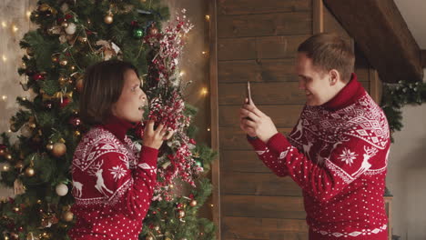 Man-Taking-A-Funny-Video-Of-His-Wife-While-She-Holding-A-Christmas-Wreath-At-Home-1