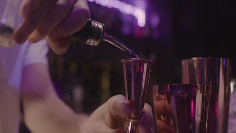 Close-Up-Of-A-Unrecognizable-Bartender-Preparing-Drink-Using-A-Cocktail-Shaker