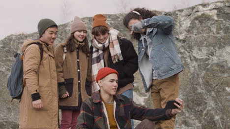 Gruppe-Von-Jugendlichen-Freunden-In-Winterkleidung,-Die-Ein-Selfie-Auf-Dem-Berg-Machen