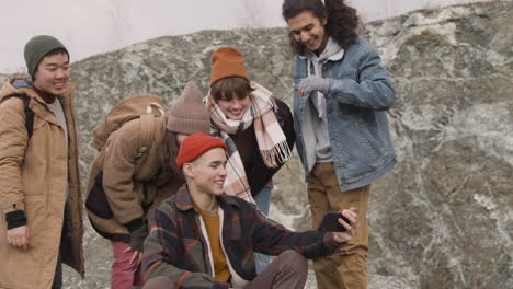 Gruppe-Von-Jugendlichen-Freunden-In-Winterkleidung,-Die-Ein-Selfie-Auf-Dem-Berg-Machen-1