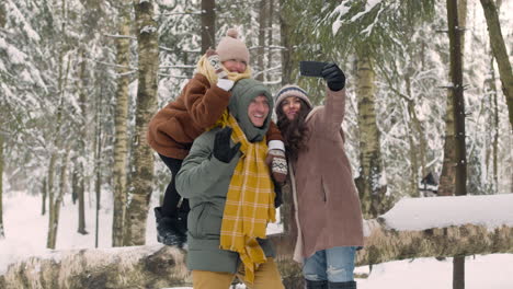 Vater,-Mutter-Und-Tochter-In-Winterkleidung-Machen-Ein-Selfie-Im-Verschneiten-Wald