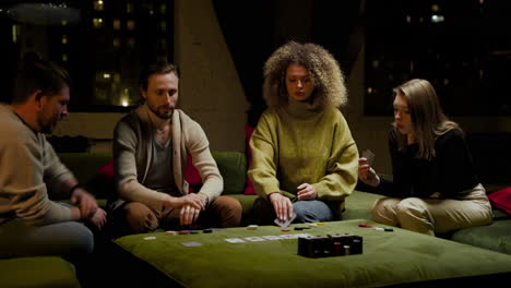 Gruppe-Von-Freunden,-Die-Poker-Spielen,-Sitzen-Auf-Der-Couch-Im-Wohnzimmer