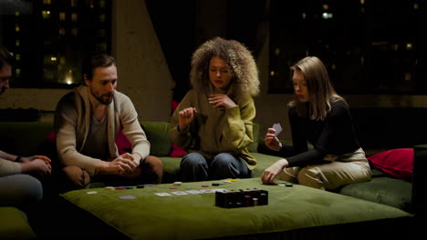 Gruppe-Von-Freunden,-Die-Auf-Der-Couch-Im-Wohnzimmer-Poker-Spielen-1