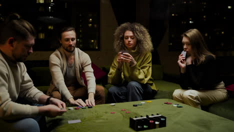 Gruppe-Von-Freunden,-Die-Auf-Der-Couch-Im-Wohnzimmer-Poker-Spielen-2