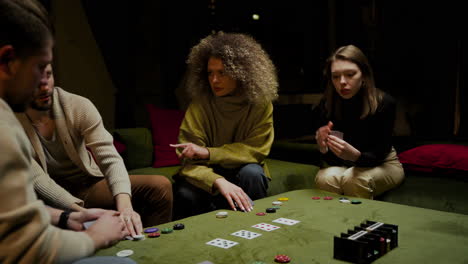 Gruppe-Von-Freunden,-Die-Auf-Der-Couch-Im-Wohnzimmer-Poker-Spielen-3