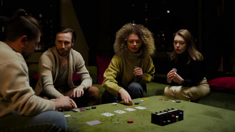 Gruppe-Von-Freunden,-Die-Auf-Der-Couch-Im-Wohnzimmer-Poker-Spielen-4