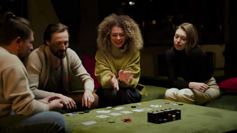 Gruppe-Von-Freunden,-Die-Auf-Der-Couch-Im-Wohnzimmer-Poker-Spielen-6