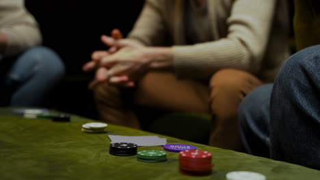 Seitenansicht-Der-Hände-Einer-Frau,-Die-Spielkarten-Und-Pokerchips-Auf-Den-Tisch-Nimmt