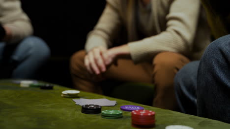 Seitenansicht-Der-Hände-Einer-Frau,-Die-Spielkarten-Und-Pokerchips-Auf-Den-Tisch-Nimmt-1