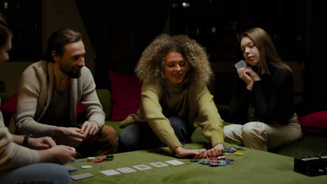 Gruppe-Von-Freunden,-Die-Auf-Der-Couch-Im-Wohnzimmer-Poker-Spielen-7