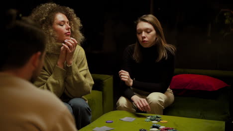 Die-Kamera-Konzentriert-Sich-Auf-Zwei-Frauen,-Die-Mit-Freunden-Poker-Spielen