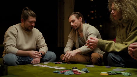 Gruppe-Von-Freunden,-Die-Auf-Der-Couch-Im-Wohnzimmer-Poker-Spielen-8