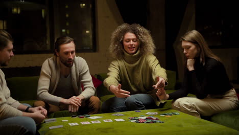 Gruppe-Von-Freunden,-Die-Poker-Spielen
