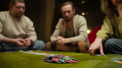 Die-Kamera-Konzentriert-Sich-Auf-Einen-Stapel-Pokerchips