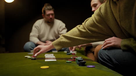 Seitenansicht-Einer-Gruppe-Von-Freunden,-Die-Poker-Spielen