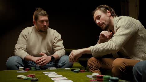Die-Kamera-Konzentriert-Sich-Auf-Zwei-Männer,-Die-Mit-Freunden-Poker-Spielen