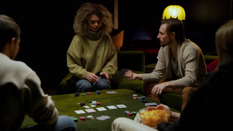 Gruppe-Von-Freunden,-Die-Poker-Spielen-2