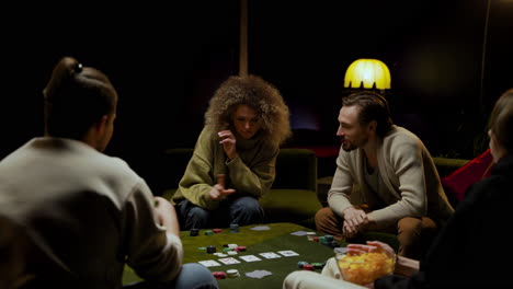 Gruppe-Von-Freunden,-Die-Poker-Spielen-3