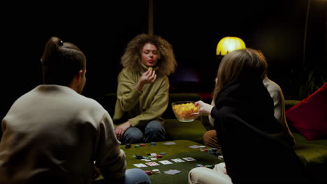 Gruppe-Von-Freunden,-Die-Poker-Spielen-4