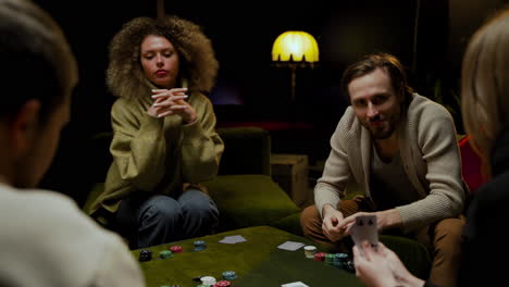 Gruppe-Von-Freunden,-Die-Poker-Spielen,-Sitzen-Auf-Der-Kutsche-Im-Wohnzimmer