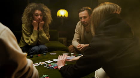Gruppe-Von-Freunden,-Die-Auf-Der-Couch-Im-Wohnzimmer-Poker-Spielen-11