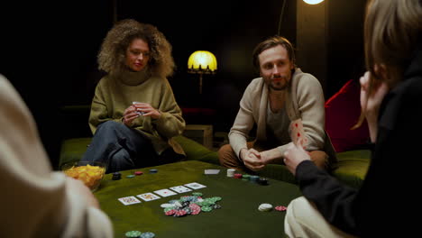 Gruppe-Von-Freunden,-Die-Auf-Der-Couch-Im-Wohnzimmer-Poker-Spielen-12