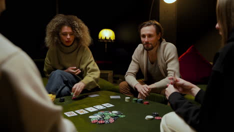 Gruppe-Von-Freunden,-Die-Auf-Der-Couch-Im-Wohnzimmer-Poker-Spielen-13