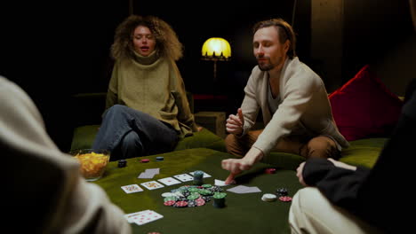 Gruppe-Von-Freunden,-Die-Poker-Spielen-5