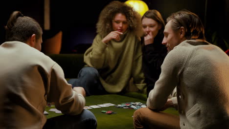Rückansicht-Einer-Gruppe-Von-Freunden,-Die-Poker-Spielen-Und-Auf-Der-Couch-Im-Wohnzimmer-Sitzen