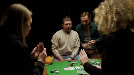 Rückansicht-Einer-Gruppe-Von-Freunden,-Die-Poker-Spielen-Und-Auf-Stühlen-An-Einem-Tisch-Sitzen