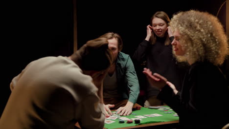 Rückansicht-Einer-Gruppe-Von-Freunden,-Die-Poker-Spielen-Und-Auf-Stühlen-An-Einem-Tisch-Sitzen-1