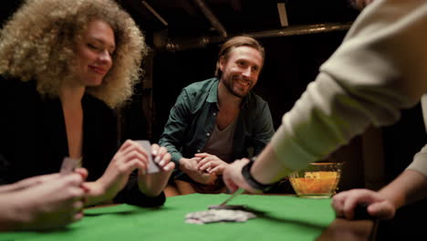 Gruppe-Von-Freunden,-Die-Poker-Spielen-Und-Zu-Hause-Auf-Stühlen-An-Einem-Tisch-Sitzen-7
