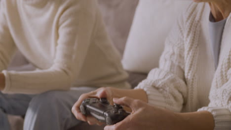 Zwei-Glückliche-Seniorinnen-Spielen-Videospiele-Auf-Dem-Sofa
