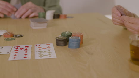 Nahaufnahme-Von-Nicht-Erkennbaren-Personen,-Die-Zu-Hause-Poker-Spielen