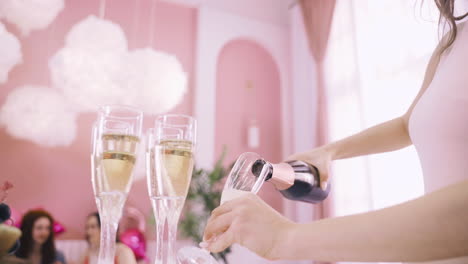 Seitenansicht-Einer-Frau,-Die-Champagner-In-Kristallgläser-Auf-Den-Tisch-Gießt
