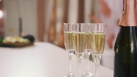 Seitenansicht-Einer-Champagnerflasche-Und-Kristallgläser-Mit-Champagner-Auf-Einem-Tisch-Bei-Einer-Junggesellenparty
