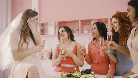 Gruppe-Von-Freunden-Um-Einen-Tisch-Mit-Essen-Und-Trinkgläsern-Champagner