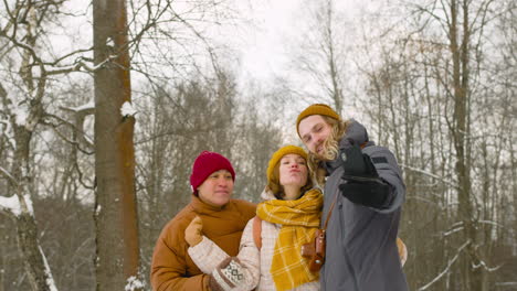 Drei-Freunde-In-Winterkleidung-Machen-Ein-Selfie-1